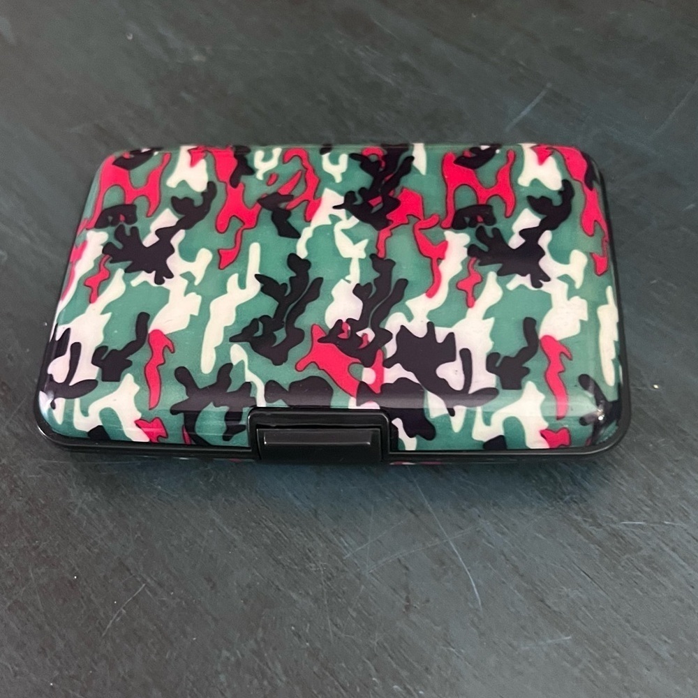 Credit Card camo holder/wallet plastic but hardshell